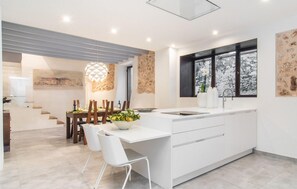 Fridge, microwave, oven, stovetop - Cozy home in Sineu with private swimming pool, can be inside or outside (Sineu)