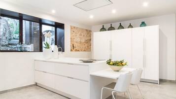 Een koelkast, een oven, een kookplaat, een vaatwasser