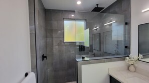 Secadora de cabello, toallas, jabón, papel de baño 