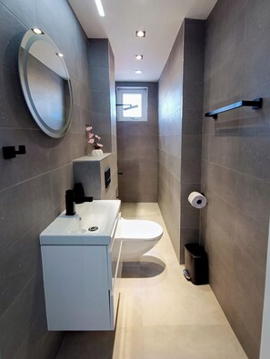 Sèche-cheveux, serviettes fournies, savon, papier toilette