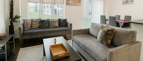 Una Smart TV, una chimenea, libros