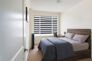 3 habitaciones, escritorio y tabla de planchar con plancha