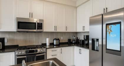 2024-Built Elegant 3BR Getaway in Kleinburg, VaughanâNear Canada's Wonderland!