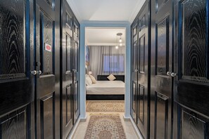 2 多间卧室、客房内保险箱、办公桌、熨斗/熨衣板