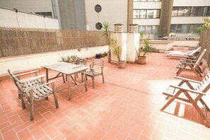 Outdoor dining - Nice apartment with terrace (Barcelona)