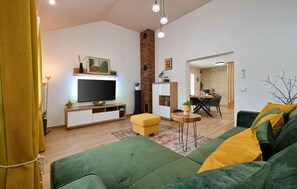 Televisor intel·ligent, llar de foc, futbolí i estèreo