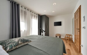 3 dormitoris, planxa i posts de planxar i un bressol de viatge