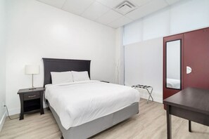 1 bedroom, iron/ironing board, travel crib, WiFi - Charming 1BR Lakeside Getaway on Harrison Lake (Harrison Hot Springs)