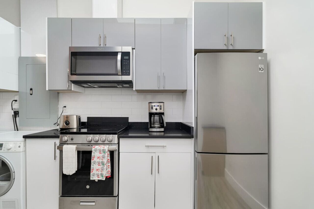 Kühlschrank, Mikrowelle, Ofen, Herdplatte