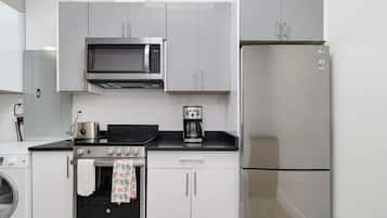 KĂŒhlschrank, Mikrowelle, Ofen, Herdplatte