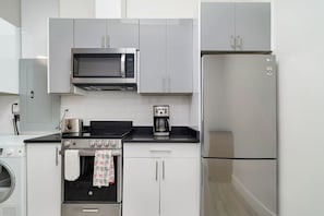 Jääkaappi, mikroaaltouuni, uuni, liesi