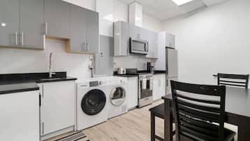 Réfrigérateur, four à micro-ondes, un four, surface de cuisson