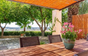 Outdoor dining - Cozy apartment in Santa Margalida (Santa Margalida)