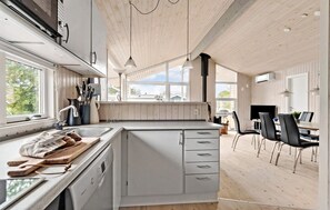 Fridge, microwave, stovetop, dishwasher - Beautiful home in Juelsminde with sauna (Juelsminde)