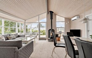 TV, fireplace - Beautiful home in Juelsminde with sauna (Juelsminde)