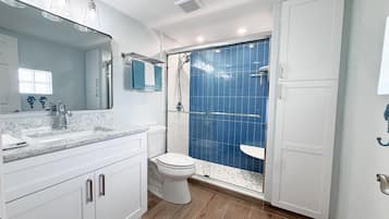 Chuveiro, secador de cabelo, toalhas de banho