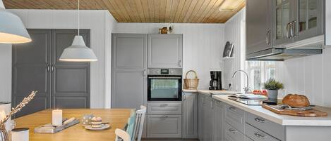 Kylskåp, spishäll, diskmaskin och kaffe- och tebryggare