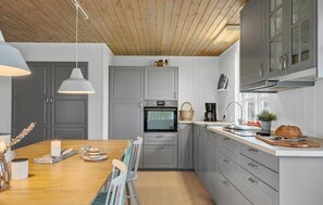 Fridge, microwave, stovetop, dishwasher - Nice home in Vinderup with WiFi (Vinderup)