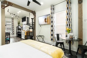 1 habitación, escritorio, tabla de planchar con plancha y cuna de viaje