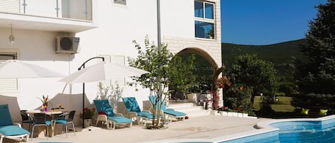 Een verwarmd zwembad