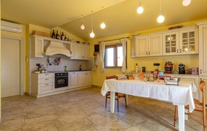 Fridge, oven, dishwasher, coffee/tea maker