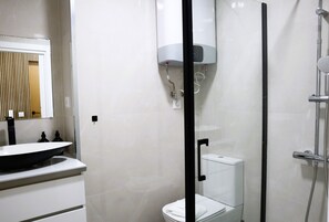 Eco-friendly toiletries, hair dryer, towels, shampoo - Alma de Cedofeita Apartment (Porto)