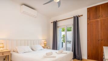 4 bedrooms, iron/ironing board, free WiFi, bed sheets