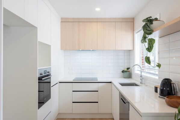 Cookware/dishes/utensils - Luxury Brand NEW Fully Furnished 2-bedroom Apartment with WiFi, AC (Auckland)