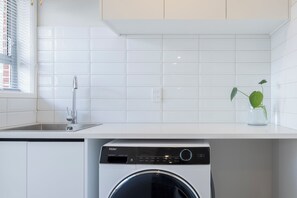 Interior - Luxury Brand NEW Fully Furnished 2-bedroom Apartment with WiFi, AC (Auckland)