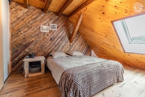 5 habitaciones, tabla de planchar con plancha y cuna de viaje 
