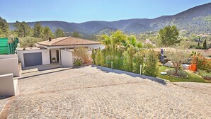 A modern house with a paved driveway and a view of a valley with mountains. - Stunning home in Solliès-Toucas (Solliès-Toucas)