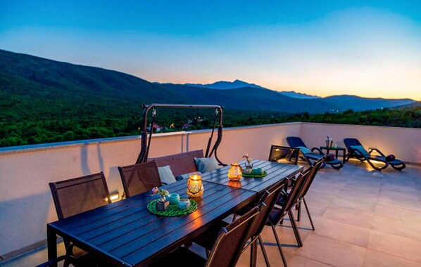 تناول الطعام بالخارج