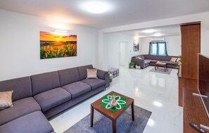 Tv och ett bordtennisbord