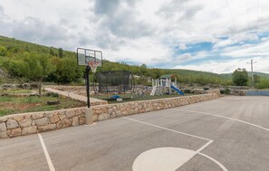 Sport court - Nice home in Slivno with outdoor swimming pool (Slivno)