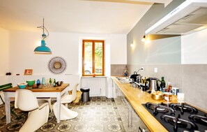 Jääkaappi, uuni, liesi, kahvin-/teenkeitin