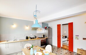 Fridge, oven, stovetop, coffee/tea maker