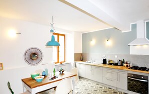 Fridge, oven, stovetop, coffee/tea maker