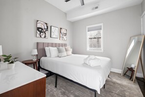 3 bedrooms, iron/ironing board, WiFi, bed sheets - Downtown - Near Historic Cigar Factory w/ Parking (Charleston)