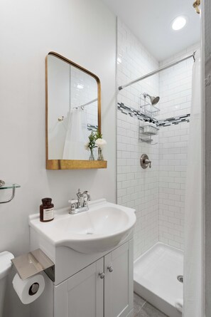 Hårføner, håndklær, såpe og toalettpapir