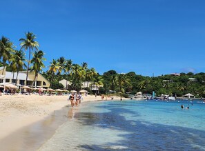 Chaises longues, serviettes de plage