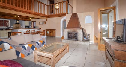 Belle maison de 4 chambres Ă Azilone.