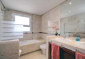 Haartrockner, Bidet, Handtücher, Seife