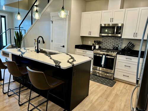 Montana Modern Luxury Townhome - 3 bedroom - Quiet - Convenient