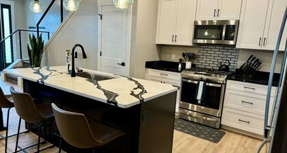 Montana Modern Luxury Townhome - 3 bedroom - Quiet - Convenient