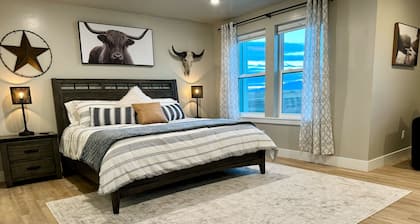 Montana Modern Luxury Townhome - 3 bedroom - Quiet - Convenient