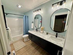 Regadera, secadora de cabello, toallas, jabón 