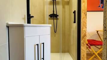 Een douche, shampoo