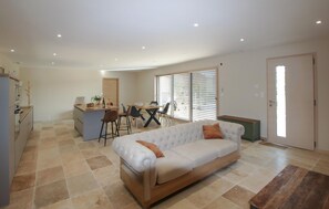 Smart TV, stereo - Luxurious home in Suze la Rousse (Suze la Rousse)