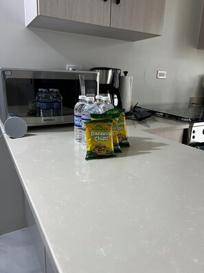 Fridge, microwave, oven, stovetop - Beautiful and tranquil 2-bedroom, 2 Bathroom house in delightful Discovery Bay. (Discovery Bay)