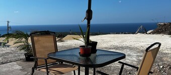 Beautiful and tranquil 2-bedroom, 2 Bathroom house in delightful Discovery Bay.